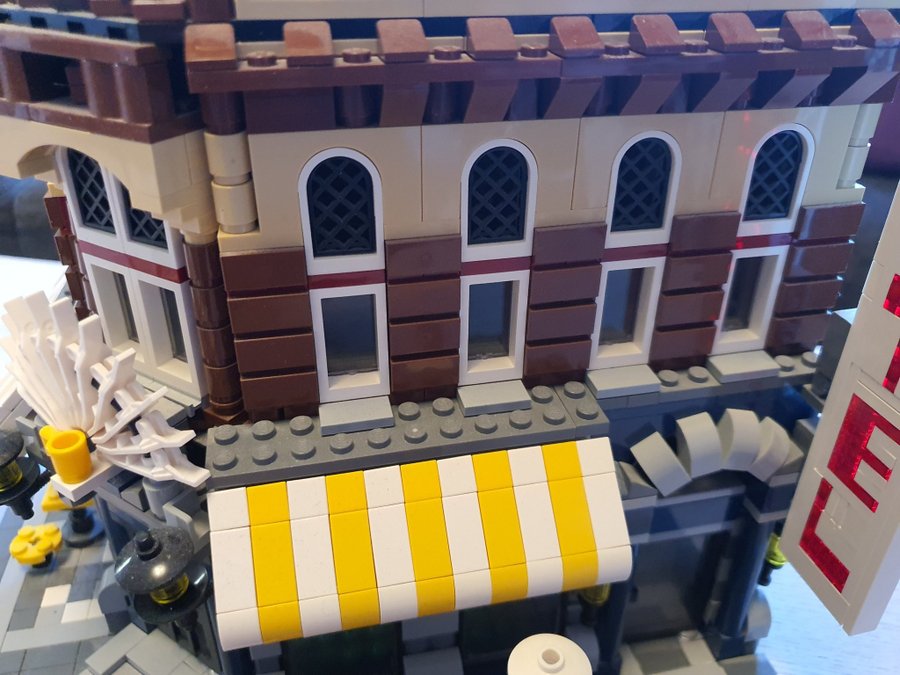 LEGO Exclusive 10182 "Café Corner"