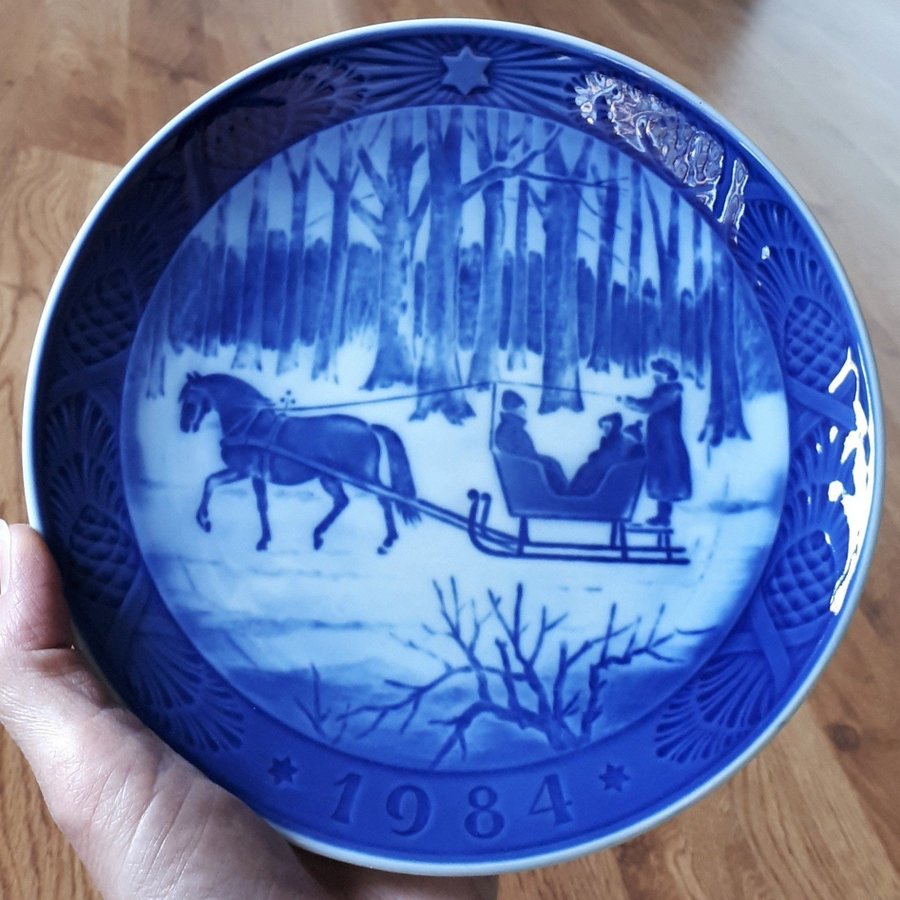 1984 Royal Copenhagen Like-New Christmas Plate. Buy up to 6 = pay shipping for 1