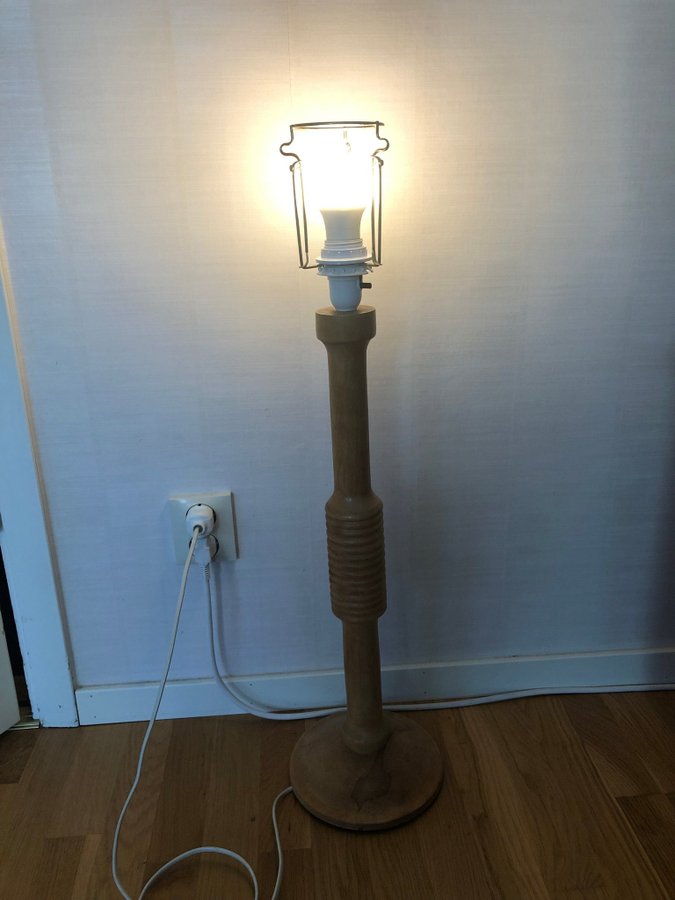 Handsvarvad Golvlampa i trä från 1974.