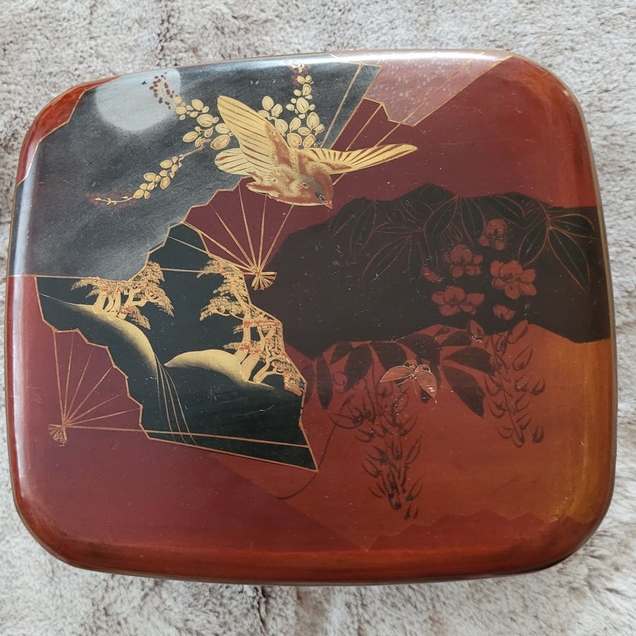 Vintage Japansk lacklåda med handmålade motiv