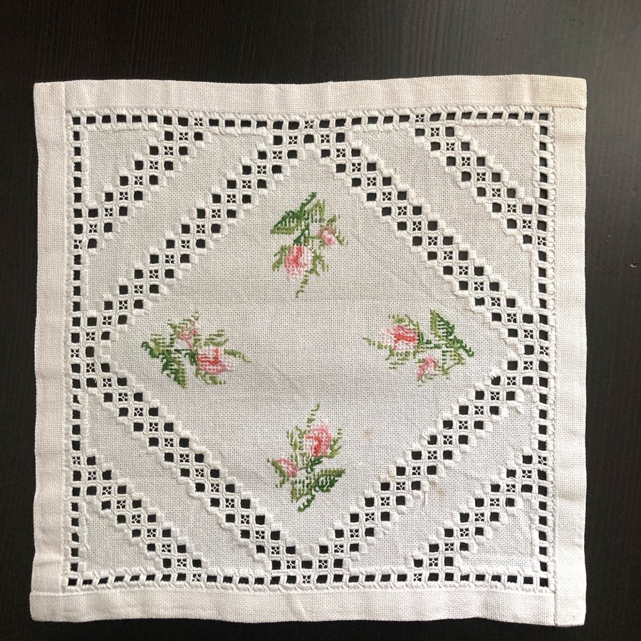 Liten vit blommig broderad duk, retro, vintage, rosa, grön