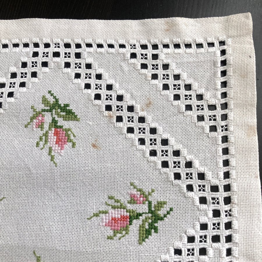 Liten vit blommig broderad duk, retro, vintage, rosa, grön