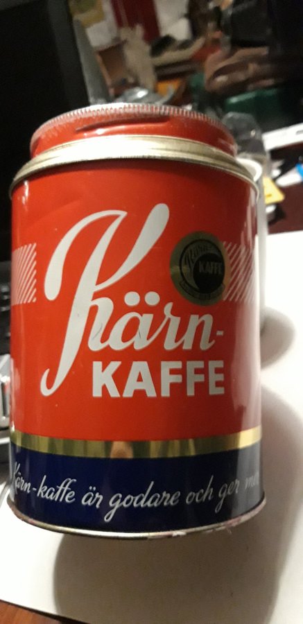 KJÄRN--KAFFE EN HEL OCH SNYGG GAMMAL KAFFE BURK