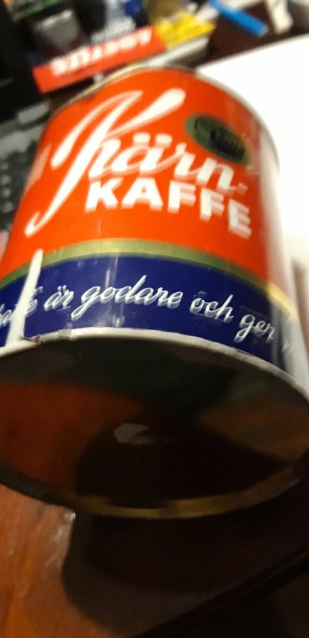 KJÄRN--KAFFE EN HEL OCH SNYGG GAMMAL KAFFE BURK