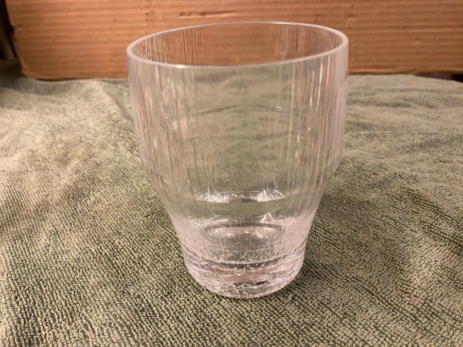 Glas 11 cm högt. krackelerad .