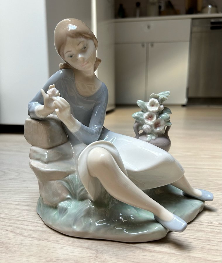 Lladro figurin