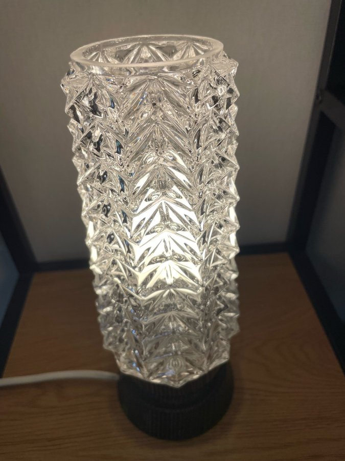 Snygg bordslampa / Fönsterlampa Glas / Pressglas och trä TRÄKONST HYSSNA