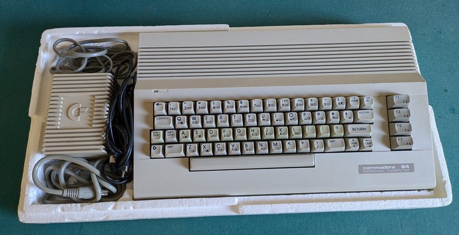 Commodore 64 med bandstation Inkl strömadapter och antennkabel