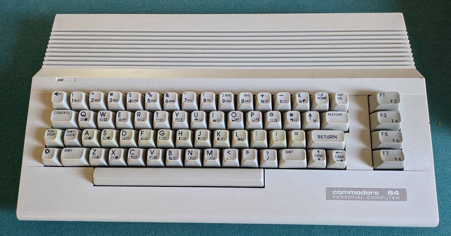 Commodore 64 med bandstation Inkl strömadapter och antennkabel