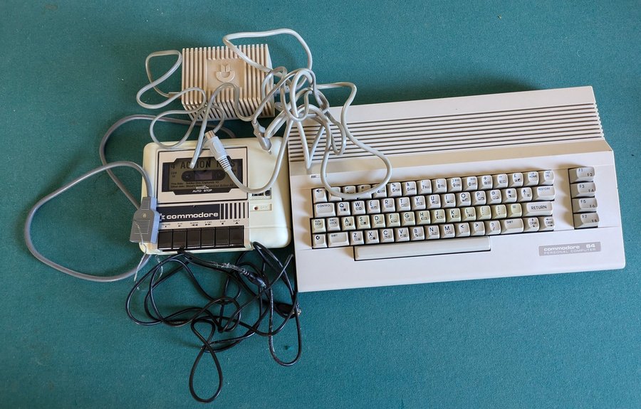 Commodore 64 med bandstation Inkl strömadapter och antennkabel