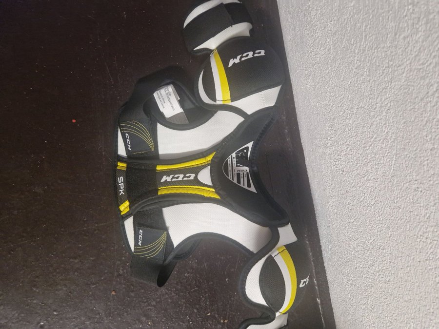 CCM SPK axelskydd storlek youth L/G