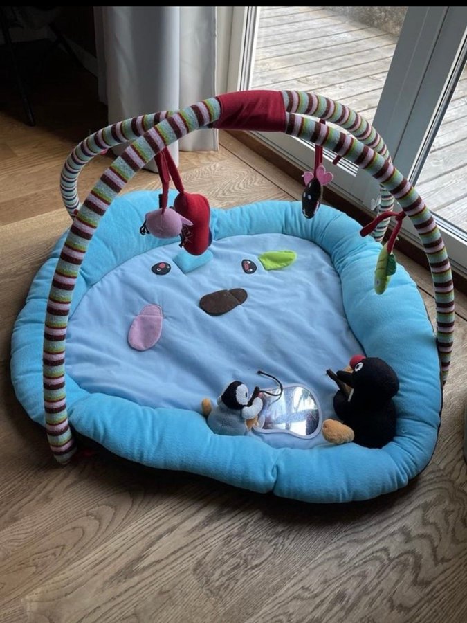 Lekmatta/babygym med Pingu tema