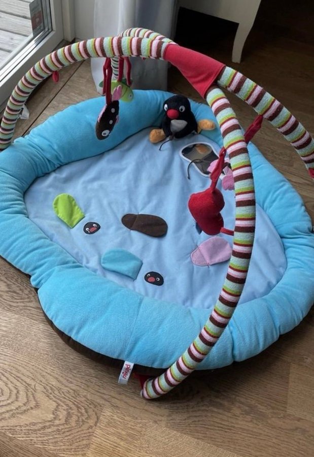 Lekmatta/babygym med Pingu tema