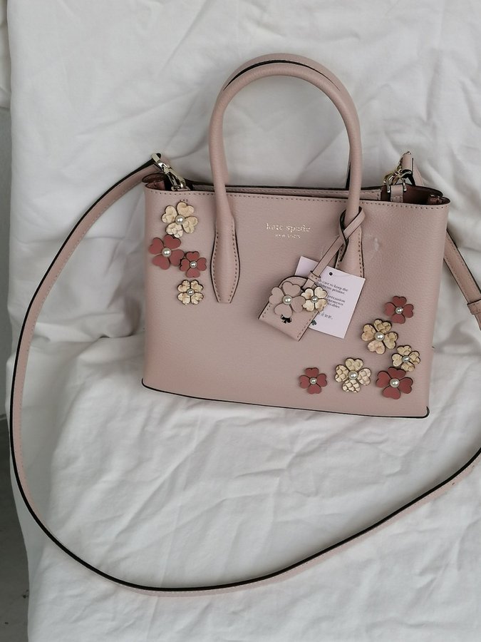 NY KATE SPADE VÄSKA EVA PEARL FLOWER CUTOUT WARMMBEIGE