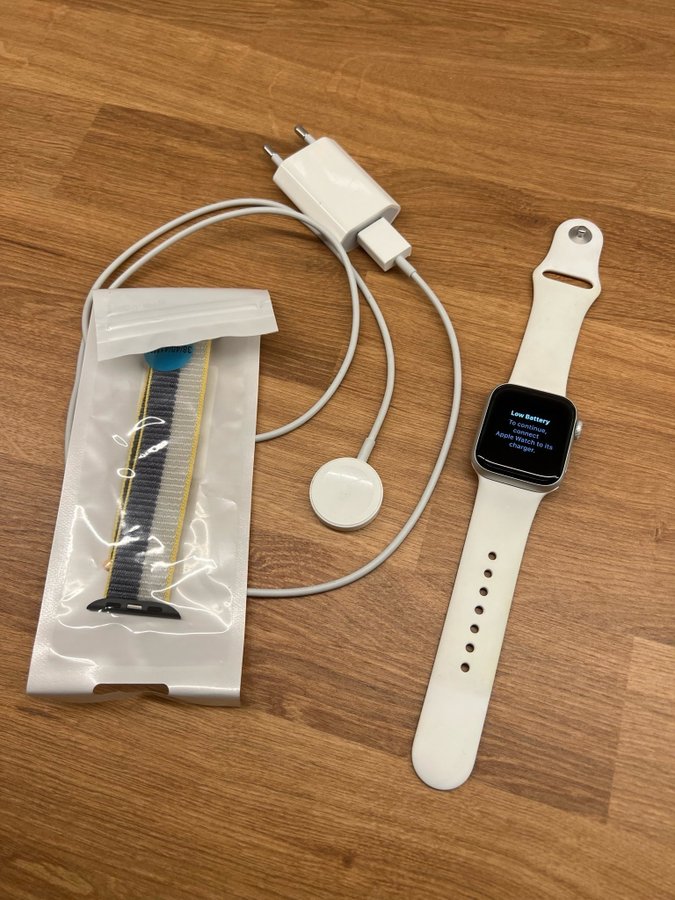 Apple Watch Series 5 40mm GPS Aluminium Vitt band