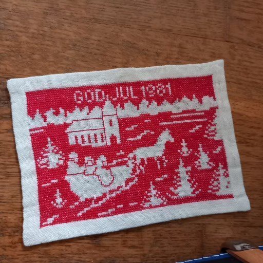 SÖT LITEN HANDBRODERAD LINNEVEPA MED JULMOTIV-PÅ VÄG TILL JULOTTA