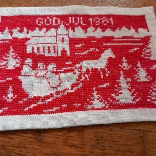 SÖT LITEN HANDBRODERAD LINNEVEPA MED JULMOTIV-PÅ VÄG TILL JULOTTA