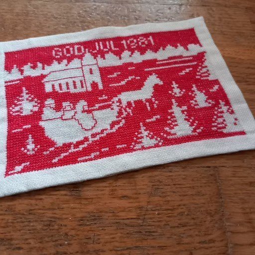 SÖT LITEN HANDBRODERAD LINNEVEPA MED JULMOTIV-PÅ VÄG TILL JULOTTA