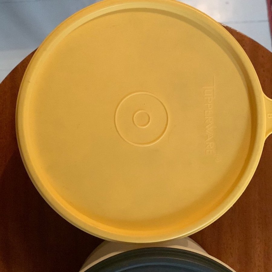 Tupperware burkar, två stycken. Retro.