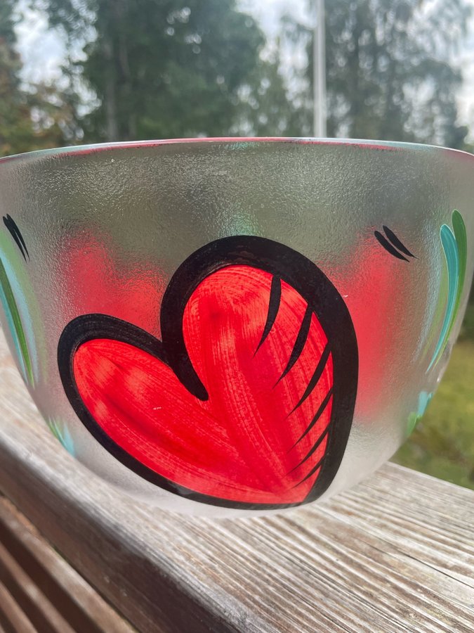 Stor skål i glas Hearts design Ulrica Hydman-Vallien Kosta Boda