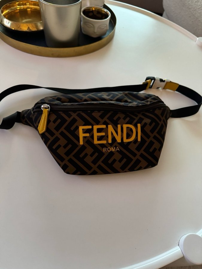 FENDI magväska nyskick!