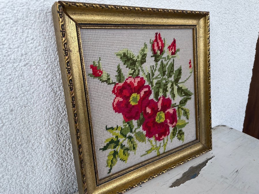 Vacker vintage tavla broderade blommor i guldram