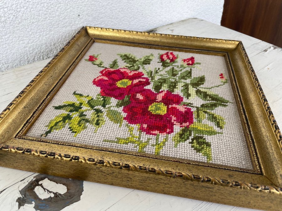 Vacker vintage tavla broderade blommor i guldram