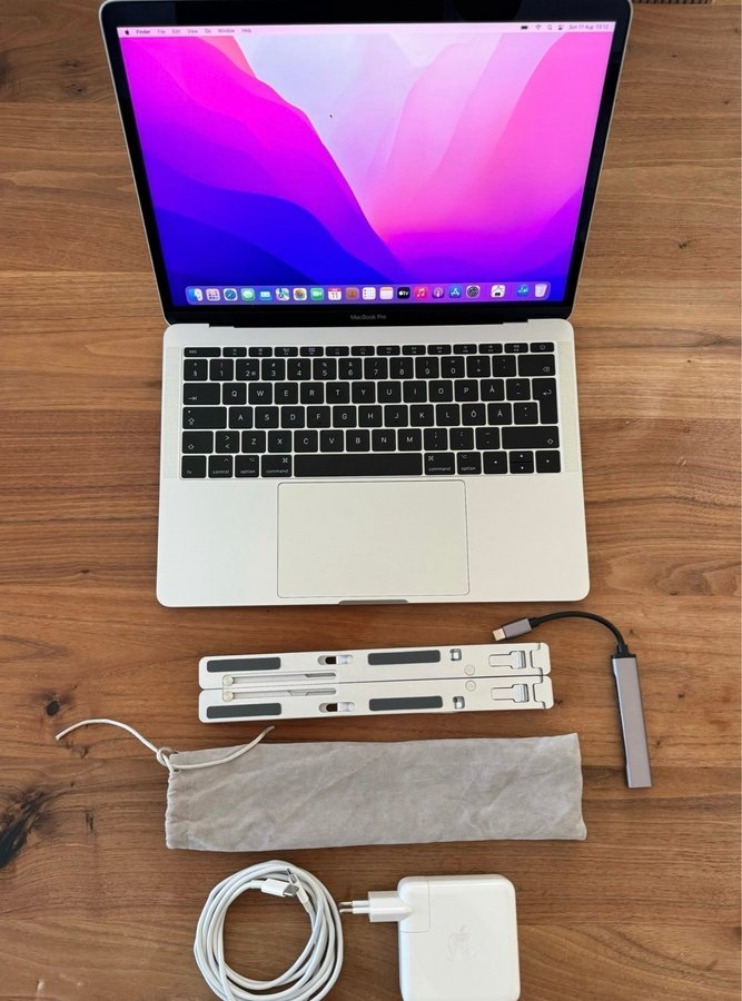 MacBook Pro 13” Retina 2.4Ghz i7 / 16GB / 512GB / Silver  Stand