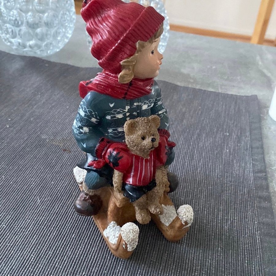 Julfigur flicka med teddybjörn på släde