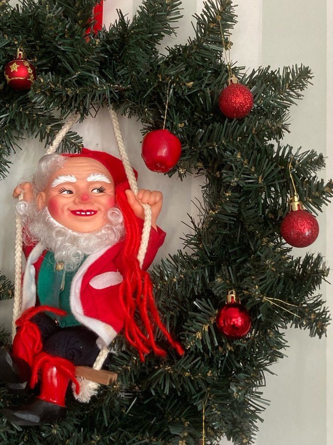 Stor dörrkrans / julkrans med tomte på gunga krans nisse äpplen advent julkulor