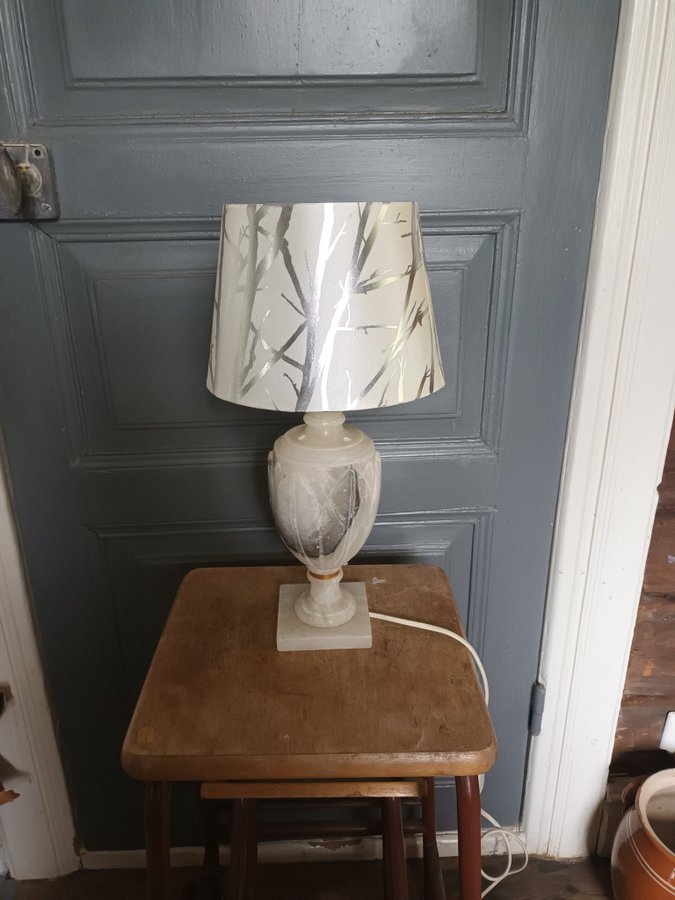 Bordslampa i alabaster