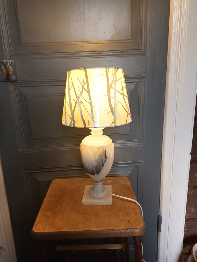 Bordslampa i alabaster