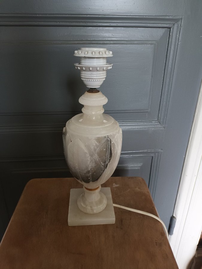 Bordslampa i alabaster