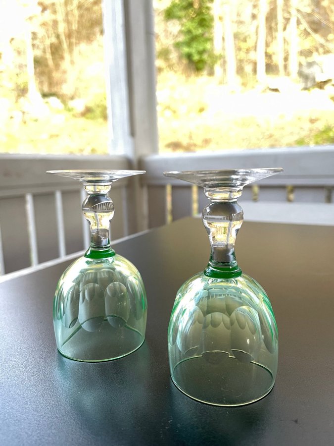 Två starkvinsglas Uranglas Slipad dekor Grönt glas i kupan 1900-talets början