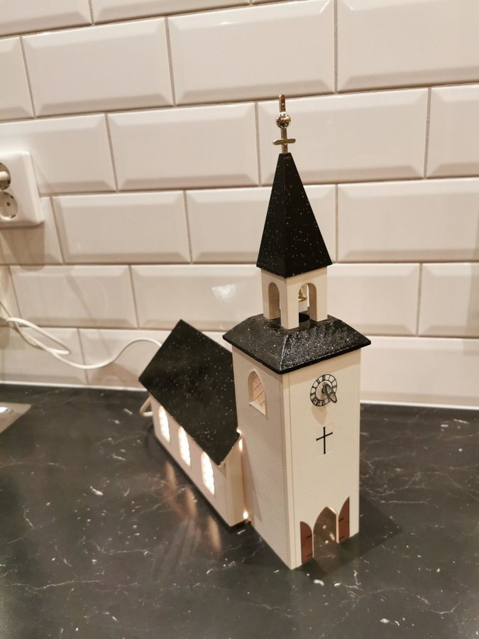 Julkyrka med spelverk och elektrisk belysning. Ekilstorps Slöjdindustri AB.