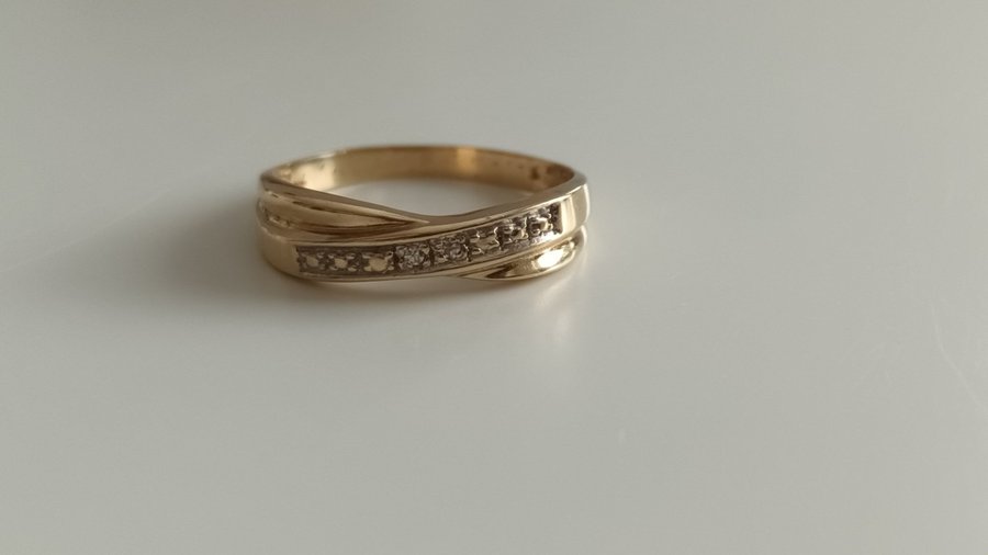 Mycket vacker guldring med 2 st briljant slipade diamanter. 14K. Titta.