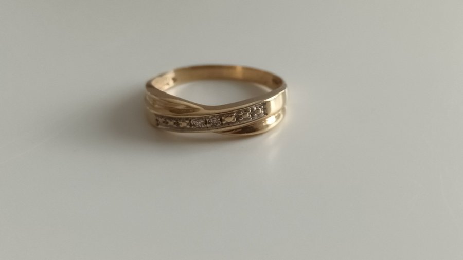 Mycket vacker guldring med 2 st briljant slipade diamanter. 14K. Titta.