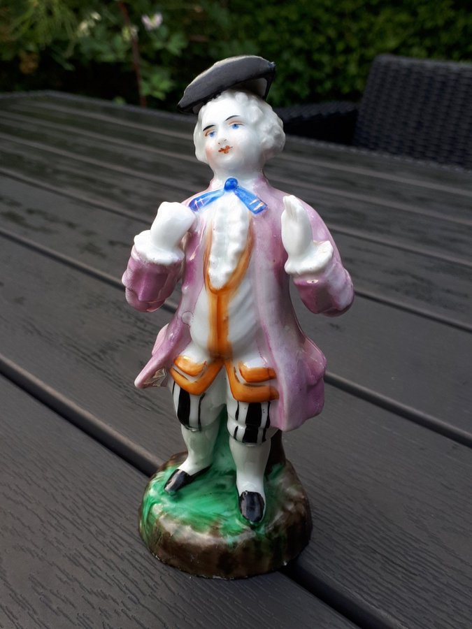 Old Handpainted Figurine. Antik Porslinsfigur. Porcelænsfigur. Porcelæn. Porslin