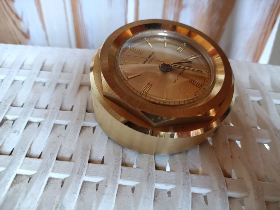 Wehrle quartz klassisk klocka i fint design, fungerar,vintage