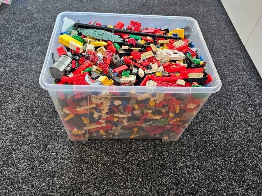 Lego-klossar i stor låda