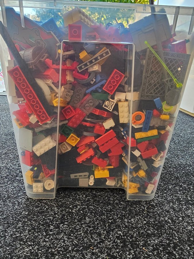 Lego-klossar i stor låda