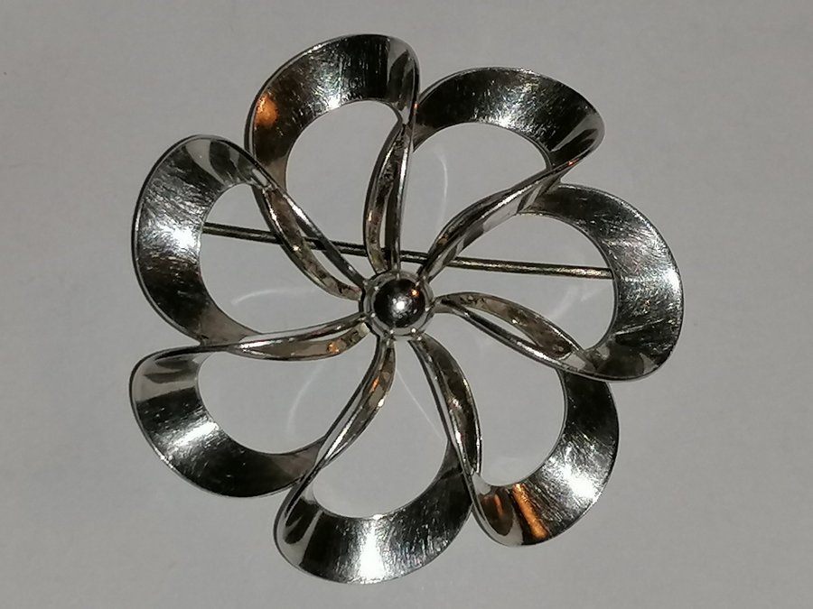 N. E. FROM Denmark, stor vacker vintage brosch i silver.