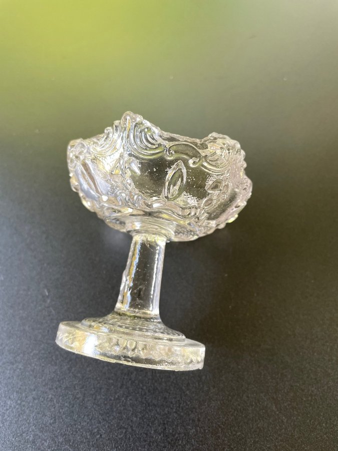 Skål på fot i pressglas 1800-tal Svagt rosalila tonat glas Innehåller spricka