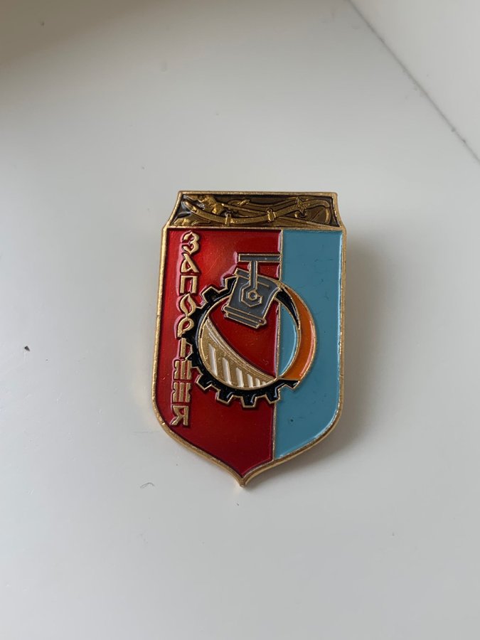 Pin nål brosch nålmärke Röd/blå sköld Ukrainian Ukraina Zaporizhzhya