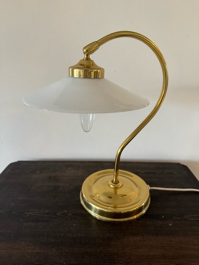 Gammal texa bordslampa med antik skärm i opalinglas art deco stil mässing