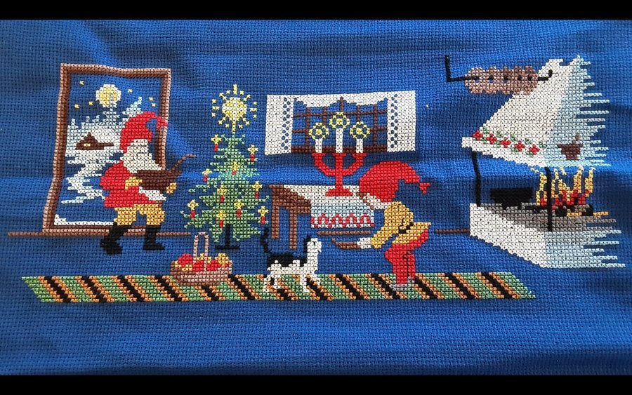 VACKER Bonad / Vepa Julmotiv i korsstygn med katt trasmatta Tomte tomtar