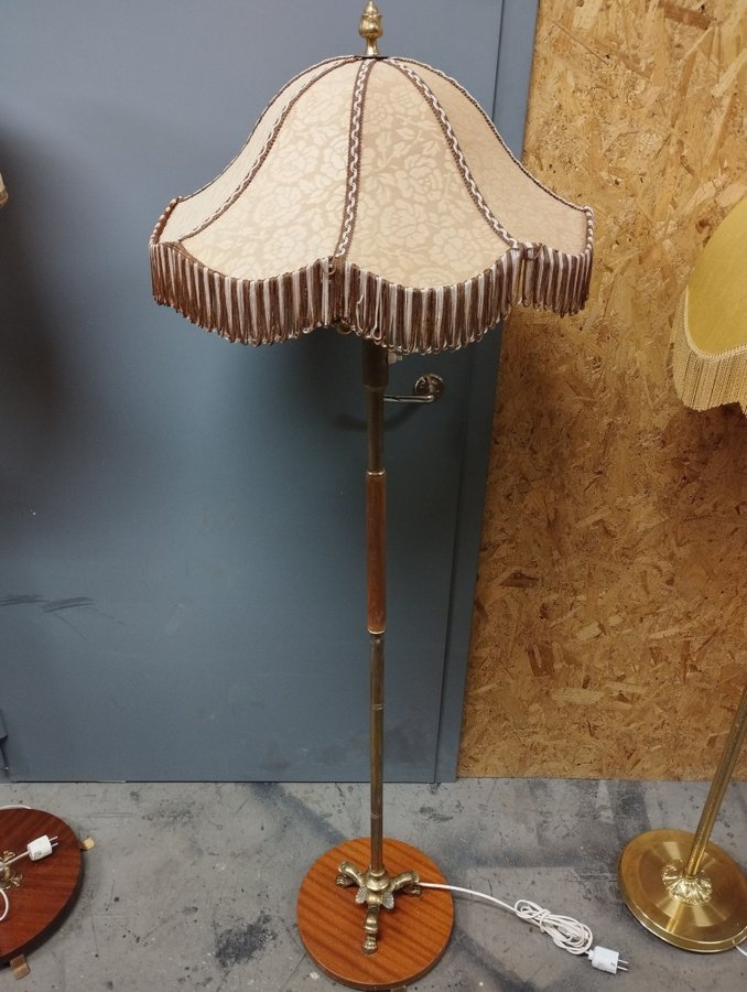 Vintage golvlampor i teak mahogany  mässing