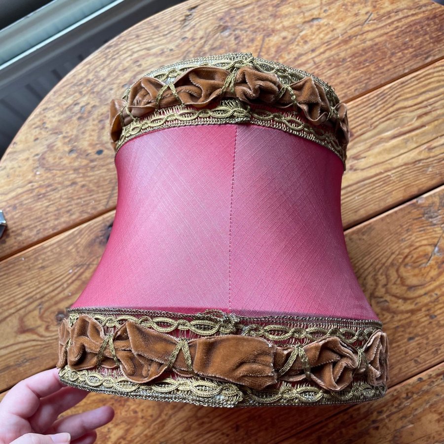 Välsydd Romantisk Lampskärm - Vintage Bordslampa - Rosa - Handsydd - Siden?