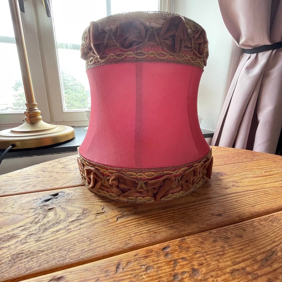 Välsydd Romantisk Lampskärm - Vintage Bordslampa - Rosa - Handsydd - Siden?