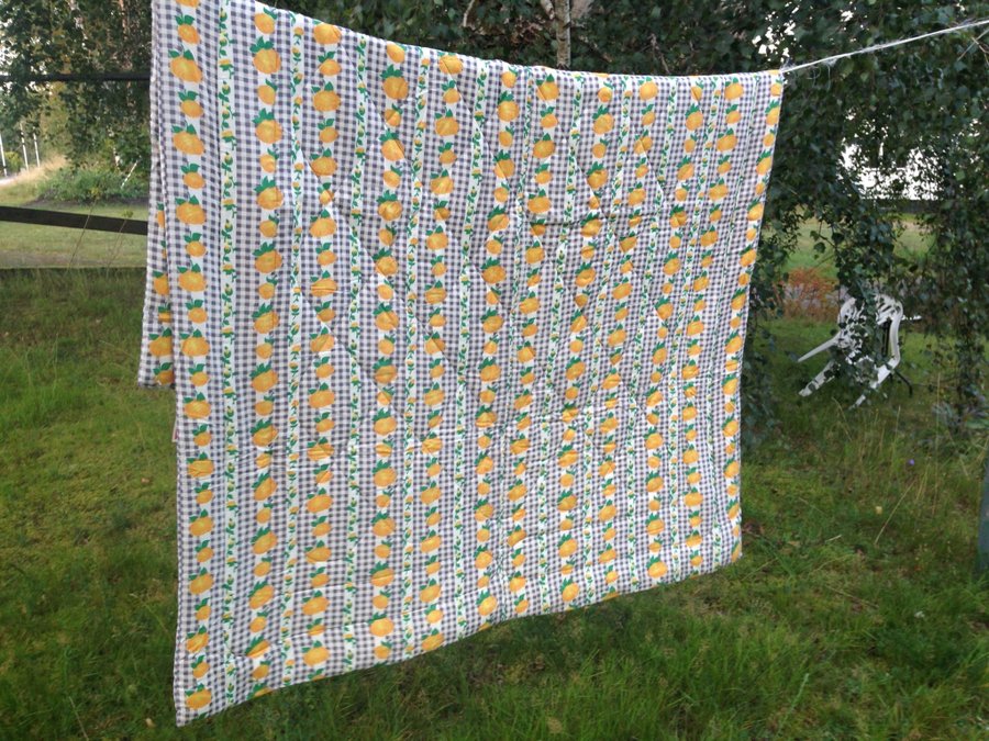 Täcke retro Svenska Rayon AB TEXTILKOMPANIET TRANEMO TK Citron/Rosor